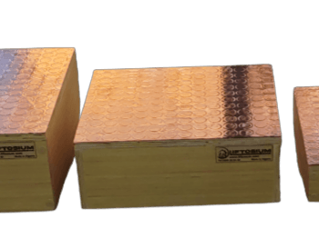 Trois marches de rééducation gigognes Liftosium en bois verni de différentes hauteurs avec revêtement supérieur antidérapant noir texturé.