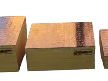 Trois marches de rééducation gigognes Liftosium en bois verni de différentes hauteurs avec revêtement supérieur antidérapant noir texturé.