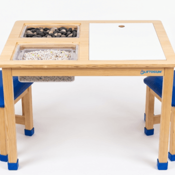 Table Sensorielle & Chaises Ergonomiques Premium Liftosium. Table sensorielle Liftosium en bois vue du haut avec bacs d'exploration remplis d'accessoires de motricité fine et deux chaises ergonomiques bleues