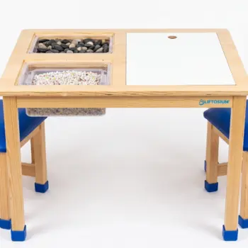 Table Sensorielle & Chaises Ergonomiques Premium Liftosium. Table sensorielle Liftosium en bois vue du haut avec bacs d'exploration remplis d'accessoires de motricité fine et deux chaises ergonomiques bleues