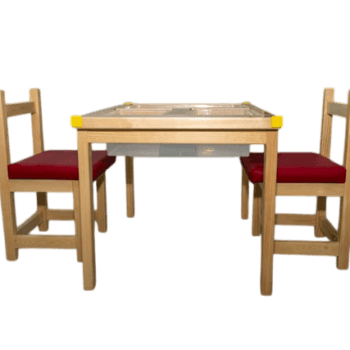 able d'activité sensorielle en bois avec un compartiment ouvert révélant le bac d'exploration amovible