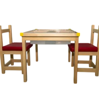 able d'activité sensorielle en bois avec un compartiment ouvert révélant le bac d'exploration amovible