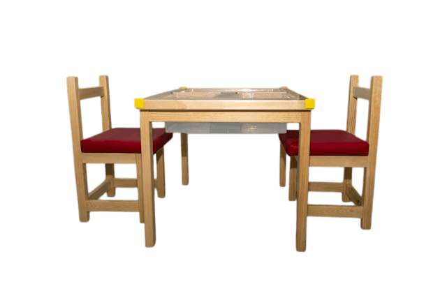 able d'activité sensorielle en bois avec un compartiment ouvert révélant le bac d'exploration amovible