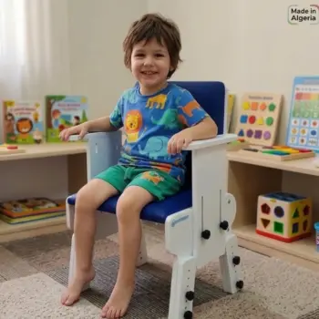 Jeune enfant assis de face dans une chaise d'orthophonie et de positionnement réglable Liftosium dans un cabinet de rééducation.