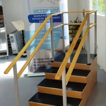 Escalier de rééducation fonctionnelle et d'apprentissage de la marche en bois avec marches antidérapantes et mains courantes Liftosium.